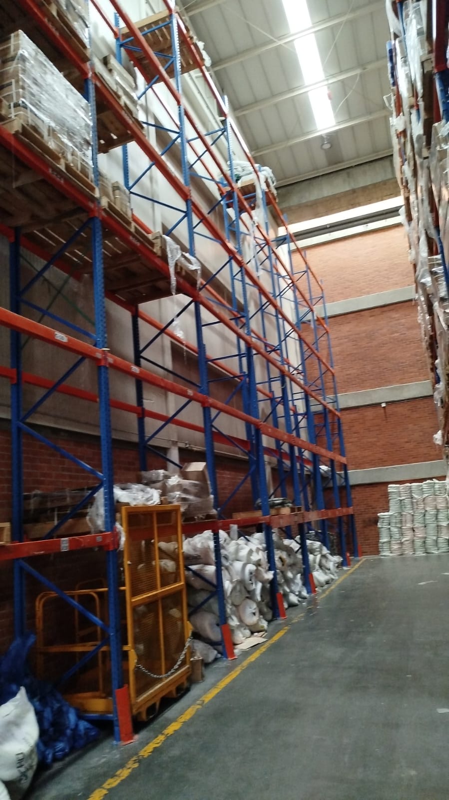 Estantería industrial de gran altura