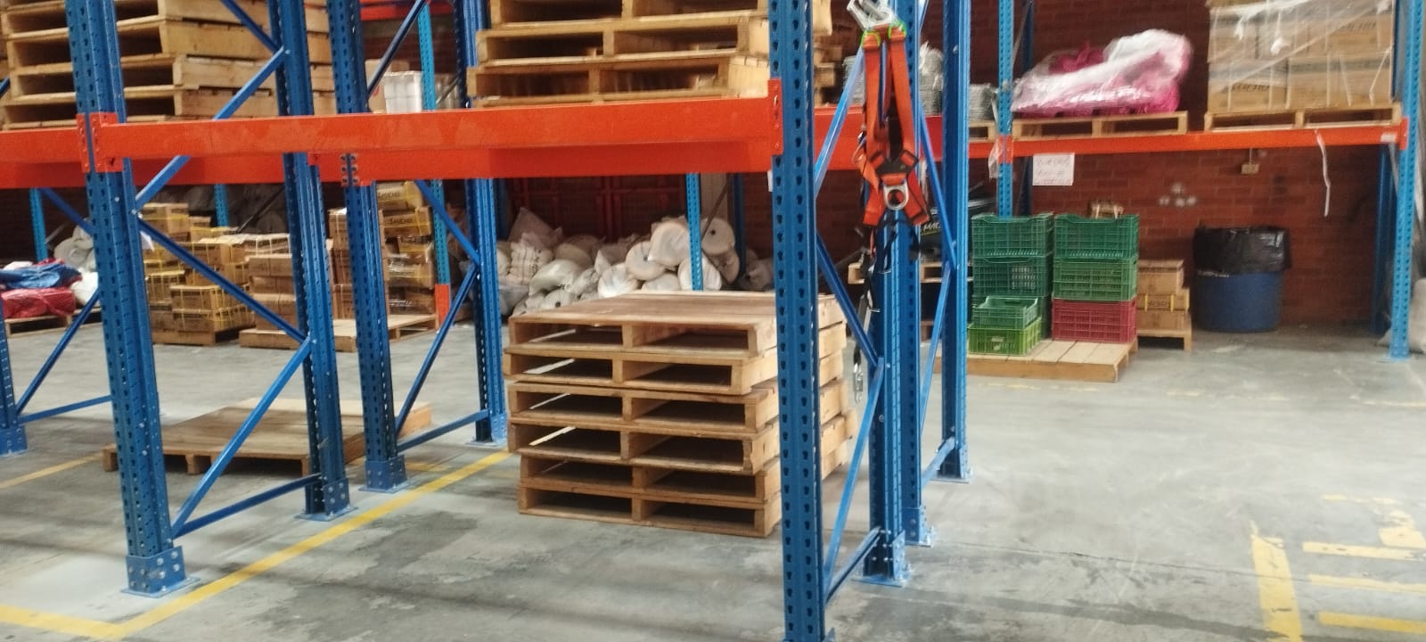 Estantería industrial con pallets